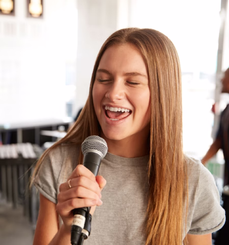 Joven cantando durante una clase de canto en un centro de formación musical en Madrid