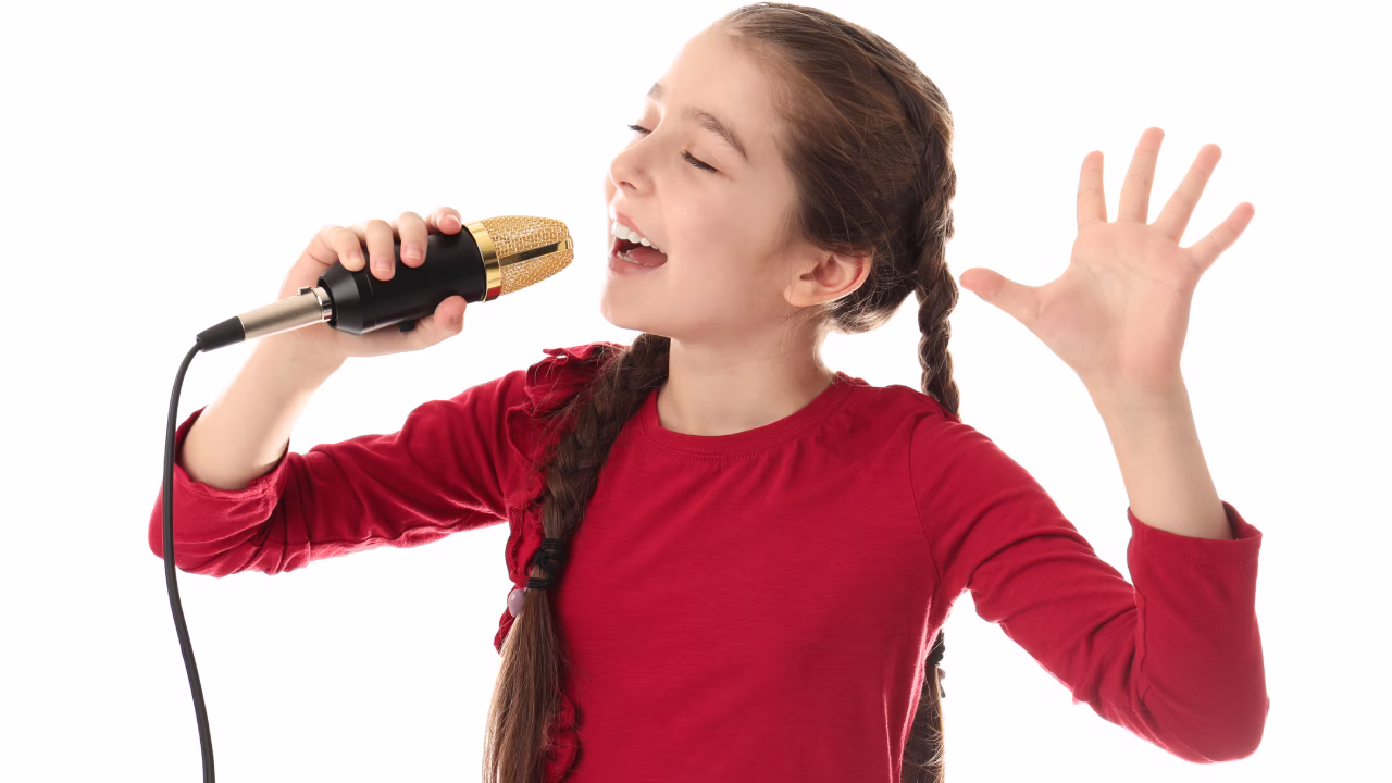 Adolescente cantando con mucha energía durante una clase de canto en Madrid