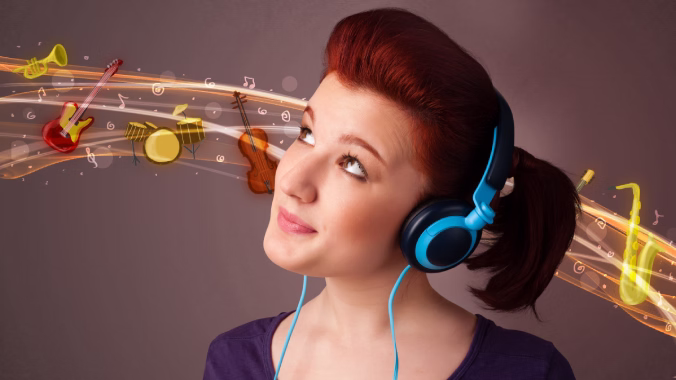 Joven pelirroja con auriculares azules sonriendo mientras mira al horizonte, con ilustración de instrumentos y notas musicales detrás